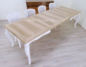 Tavolo con prolunghe in noce chiaro e bianco anticato