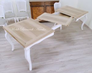 Tavolo con prolunghe in noce chiaro e bianco anticato