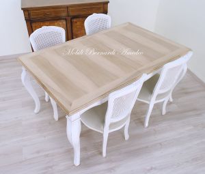 Tavolo con prolunghe in noce chiaro e bianco anticato