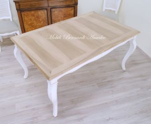Tavolo con prolunghe in noce chiaro e bianco anticato