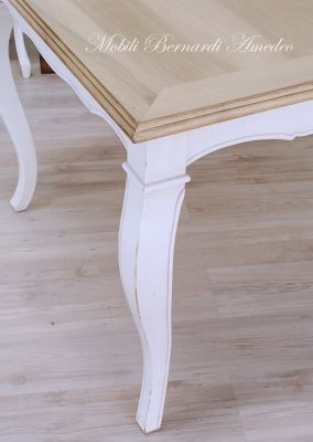 Tavolo con prolunghe in noce chiaro e bianco anticato