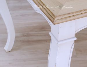 Tavolo con prolunghe in noce chiaro e bianco anticato