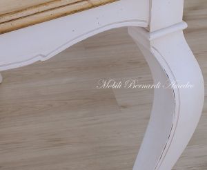 Tavolo con prolunghe in noce chiaro e bianco anticato