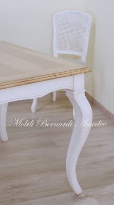 Tavolo con prolunghe in noce chiaro e bianco anticato
