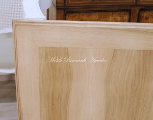 Tavolo con prolunghe in noce chiaro e bianco anticato