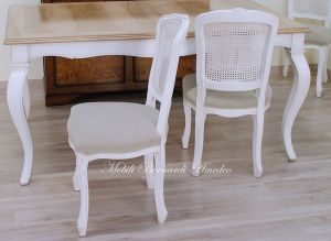 Tavolo con prolunghe in noce chiaro e bianco anticato