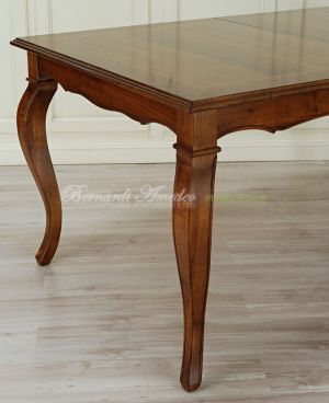 Table with central extensions in walnut