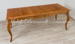 Tavolo da pranzo in legno massello di noce nazionale stile classico-contemporaneo con gambe curve e prolunga centrale
