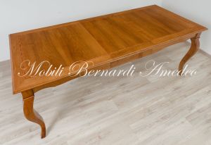 Tavolo da pranzo in legno massello di noce nazionale stile classico-contemporaneo con gambe curve e prolunga centrale