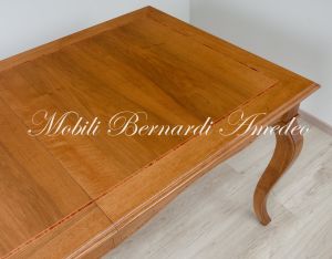 Tavolo da pranzo in legno massello di noce nazionale stile classico-contemporaneo con gambe curve e prolunga centrale