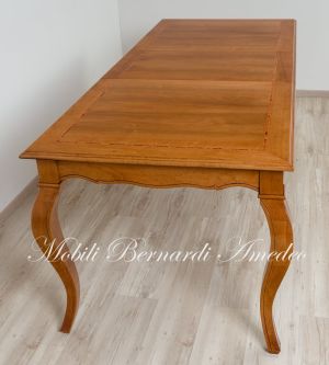 Tavolo da pranzo in legno massello di noce nazionale stile classico-contemporaneo con gambe curve e prolunga centrale