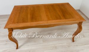 Tavolo da pranzo in legno massello di noce nazionale stile classico-contemporaneo con gambe curve e prolunga centrale
