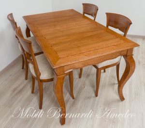 Tavolo da pranzo in legno massello di noce nazionale stile classico-contemporaneo con gambe curve e prolunga centrale