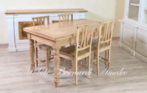 Tavolo da cucina in legno di noce chiaro con gambe tornite