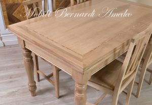 Tavolo da cucina in legno di noce chiaro con gambe tornite