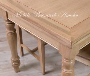 Tavolo da cucina in legno di noce chiaro con gambe tornite