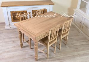 Tavolo da cucina in legno di noce chiaro con gambe tornite