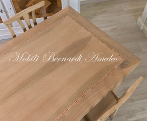 Tavolo da cucina in legno di noce chiaro con gambe tornite