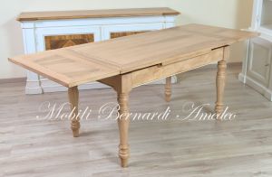 Tavolo da cucina in legno di noce chiaro con gambe tornite