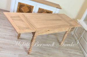 Tavolo da cucina in legno di noce chiaro con gambe tornite
