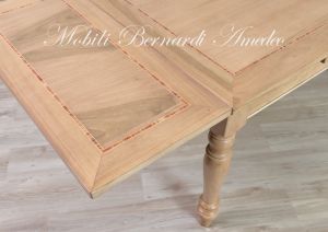 Tavolo da cucina in legno di noce chiaro con gambe tornite