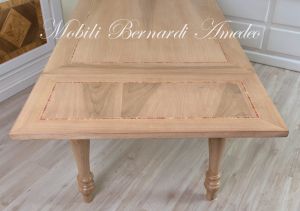 Tavolo da cucina in legno di noce chiaro con gambe tornite