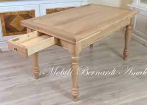 Tavolo da cucina in legno di noce chiaro con gambe tornite
