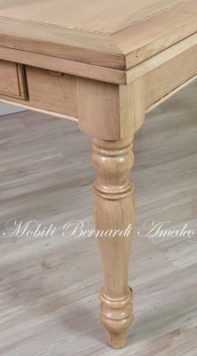 Tavolo da cucina in legno di noce chiaro con gambe tornite