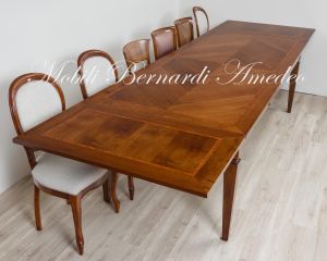 Tavolo allungabile per sala da pranzo di grandi dimensioni con sedie in stile