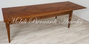 Tavolo stile classico realizzato in legno di noce con allunghe sottopiano estraibili a tiro