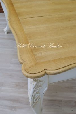 Tavolo con prolunghe e piano in noce chiaro