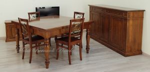 Tavolo quadrato classico in legno di noce con prolunghe e gambe tornite e sedie in stile