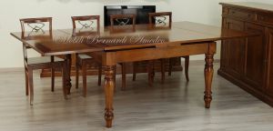 Tavolo quadrato classico in legno di noce con prolunghe e gambe tornite e sedie in stile