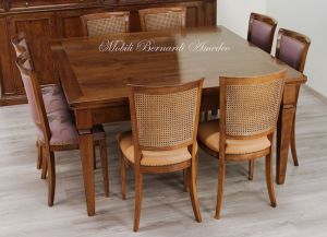 Tavolo grande quadrato 150x150 cm in legno di noce con allunghi e sedie in stile