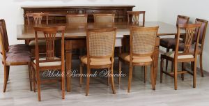 Tavolo grande quadrato 150x150 cm in legno di noce con allunghi e sedie in stile