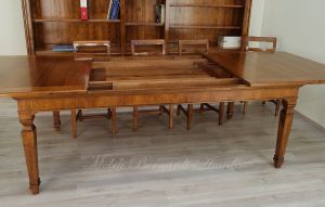 Tavolo stile classico in legno di noce con prolunghe centrali realizzato artigianalmente in Italia