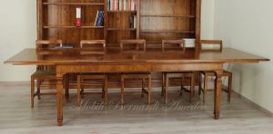 Tavolo stile classico in legno di noce con prolunghe centrali realizzato artigianalmente in Italia