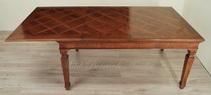 Tavolo classico con prolunghe centrali realizzato a mano in legno di noce