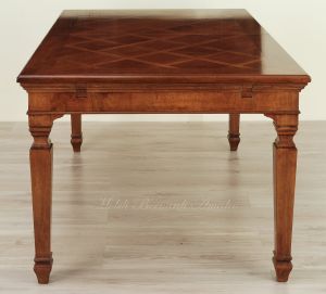 Tavolo classico con prolunghe centrali realizzato a mano in legno di noce