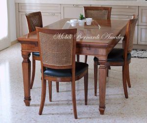Tavolo classico con prolunghe centrali realizzato a mano in legno di noce
