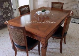Tavolo classico con prolunghe centrali realizzato a mano in legno di noce