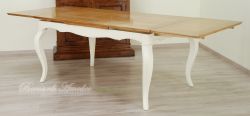Tavolo con prolunghe estraibili in legno di ciliegio chiaro e bianco anticato