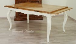 Tavolo con prolunghe estraibili in legno di ciliegio chiaro e bianco anticato