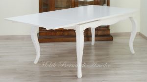 Tavolo in legno con prolunghe e gambe curve finitura colore bianco