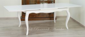Tavolo in legno con prolunghe e gambe curve finitura colore bianco