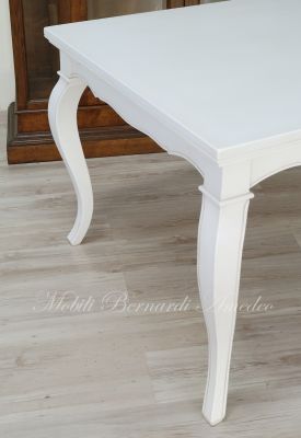 Tavolo in legno con prolunghe e gambe curve finitura colore bianco