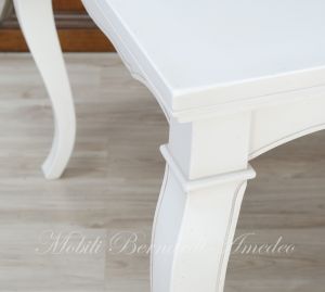 Tavolo in legno con prolunghe e gambe curve finitura colore bianco