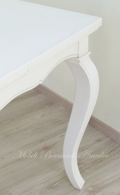Tavolo in legno con prolunghe e gambe curve finitura colore bianco