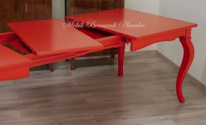 Tavolo con prolunghe laccato rosso