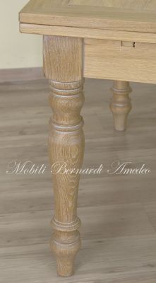 Tavolo in legno con prolunghe estraibili e gambe tornite
